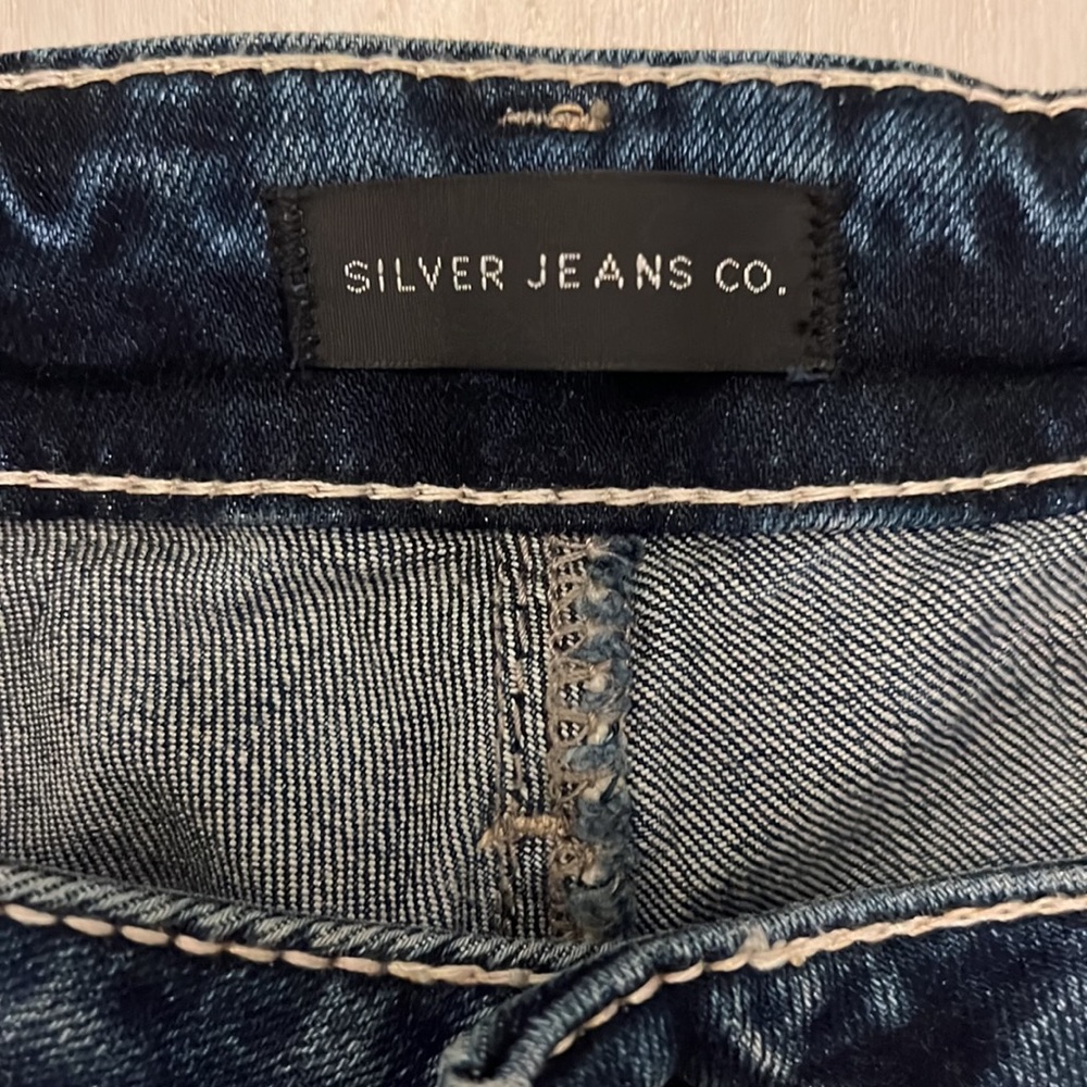 Silver Jeans Co
Women’s Elyse Straight Indigo Blue Jeans
Size 14, Length 30 👖 - Picture 4 of 11